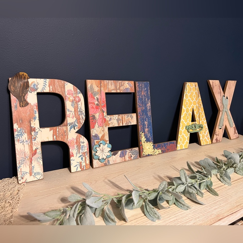 NWT RELAX wall decor